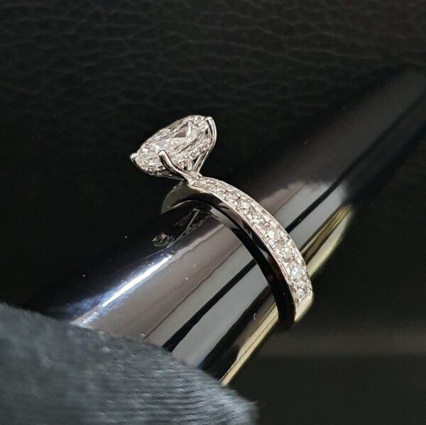 3 Ct Oval cut Solitaire Ring Made in 14k Gold Studded with VS1 F Color IGI Certified Lab Grown Diamond