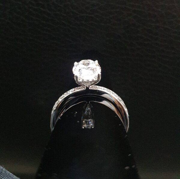 3 Ct Oval cut Solitaire Ring Made in 14k Gold Studded with VS1 F Color IGI Certified Lab Grown Diamond