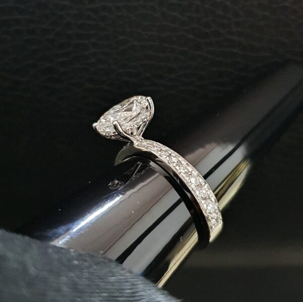 Oval Solitaire Ring Made in 10/14 KT Gold Embellished with Shinny Moissanite Diamonds For Birthday And Anniversary Gift For Special Person